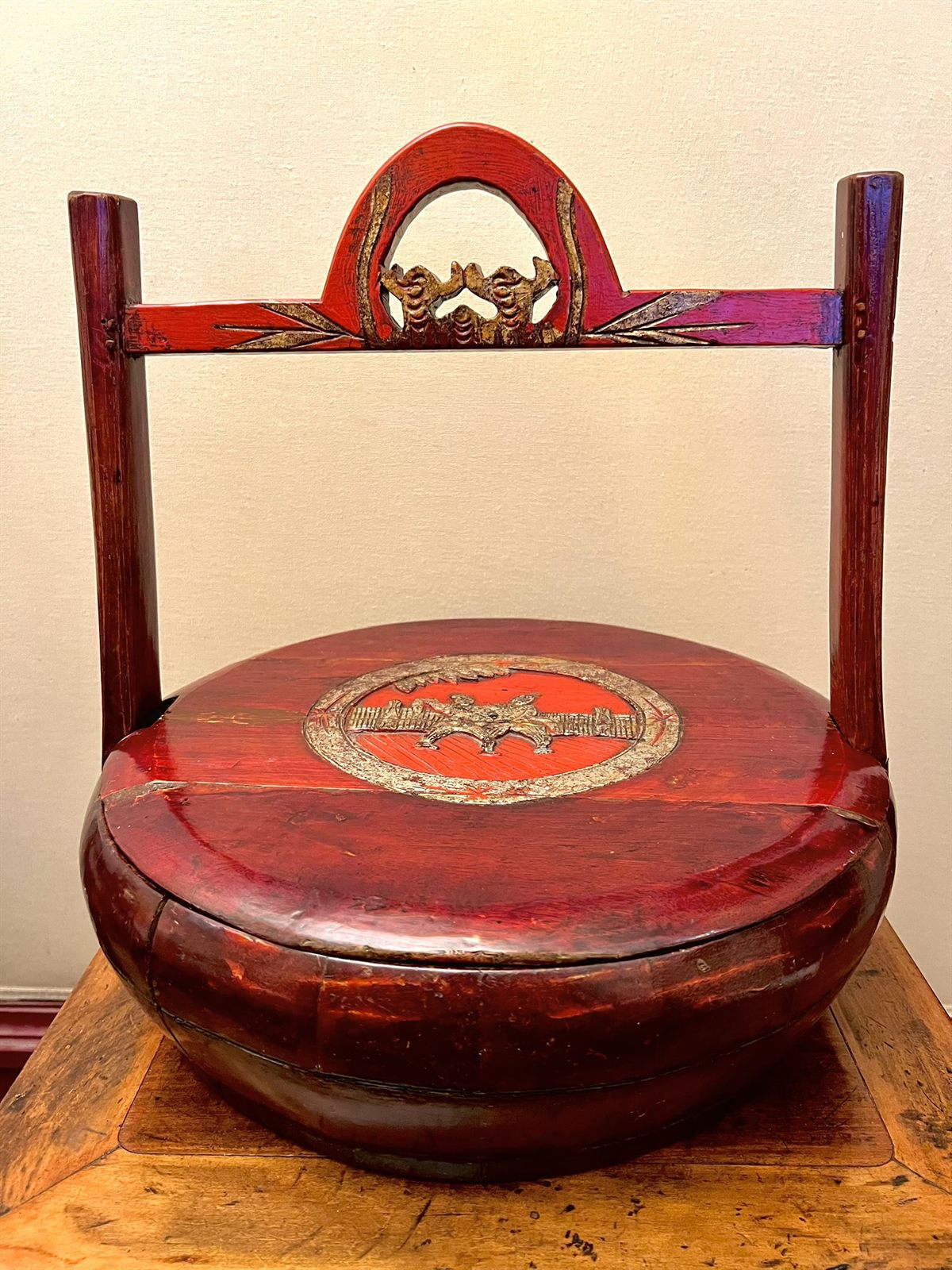 Panier de mariage chinois ancien laqué rouge daté 1905 – décor sculpté