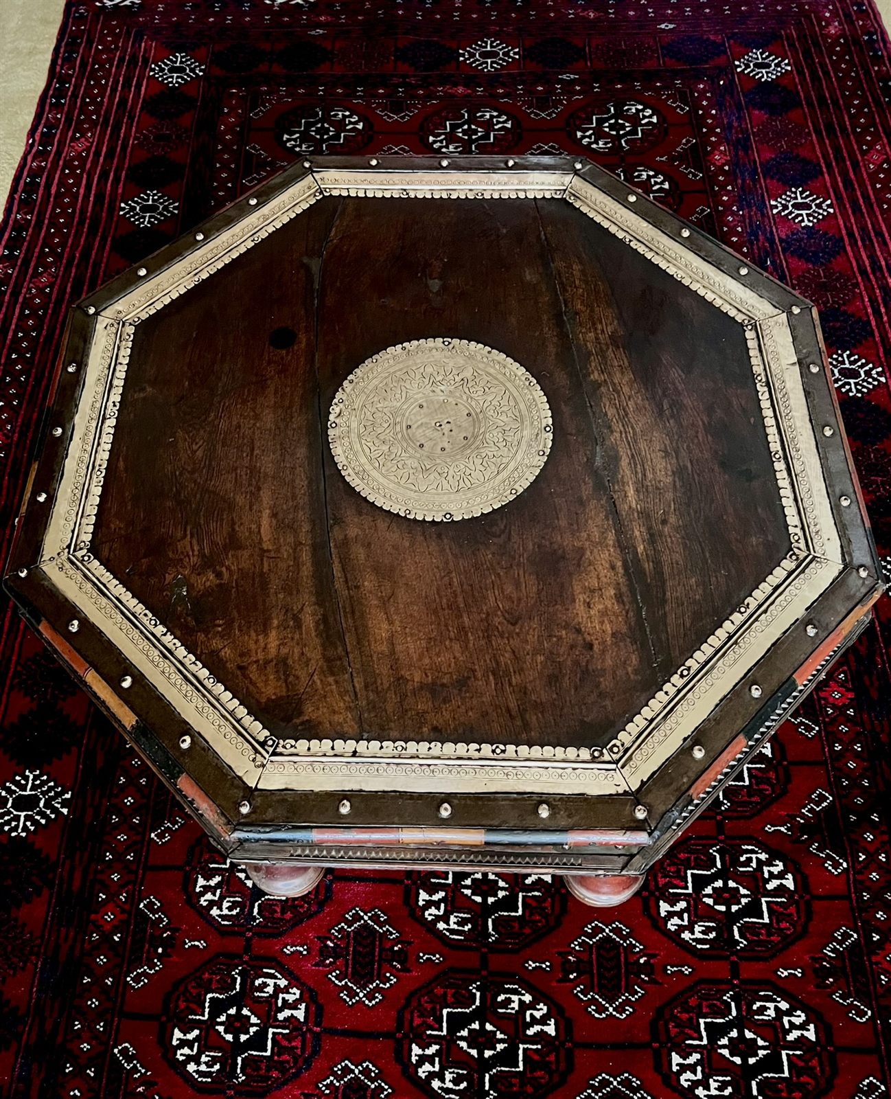 Table basse octogonale en bois et laiton ciselé – Inde / Pakistan – 70cm – début XXe siècle