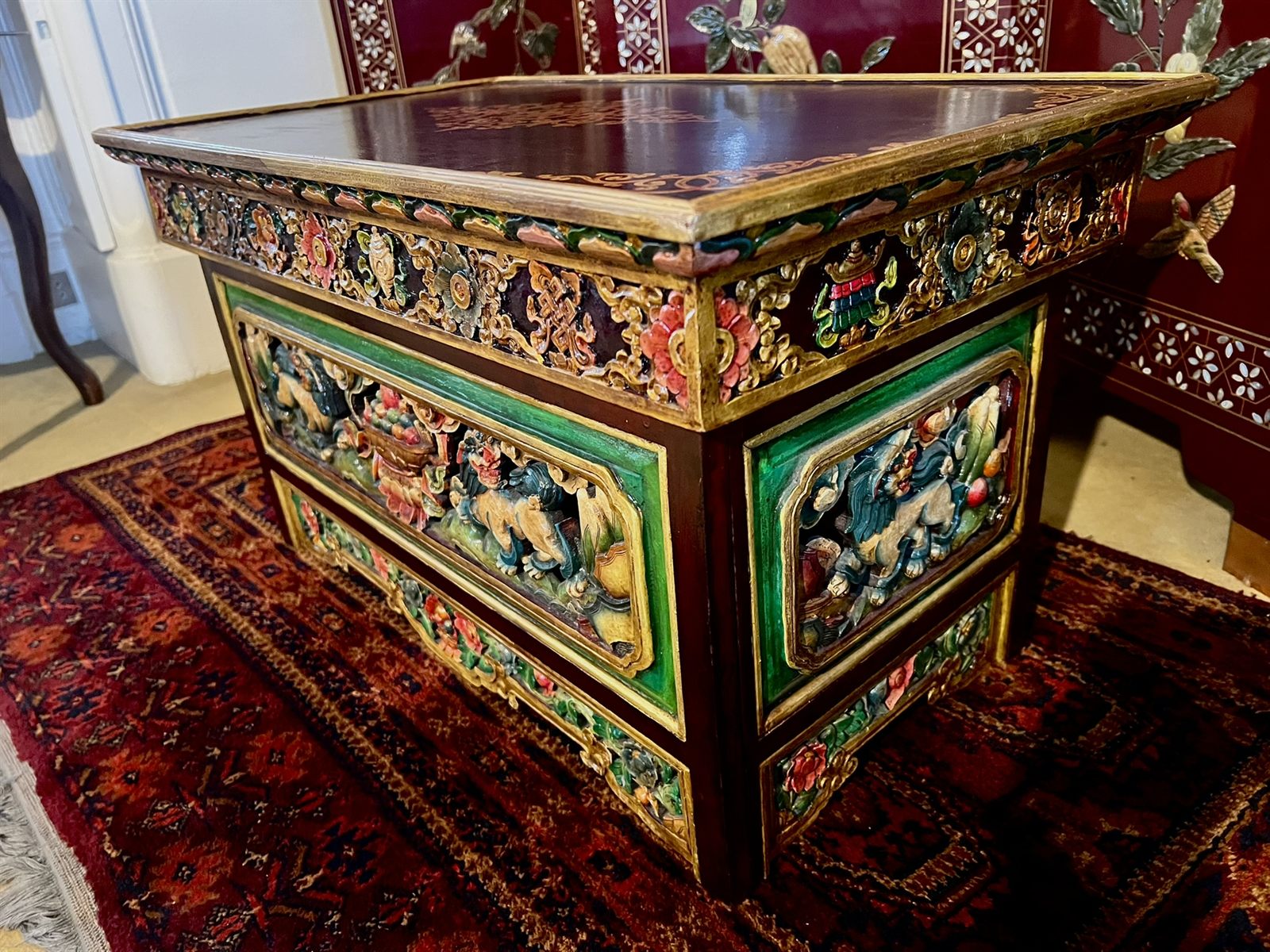 Autel tibétain en bois sculpté et polychrome – table rituelle bouddhiste – Népal / Himalaya