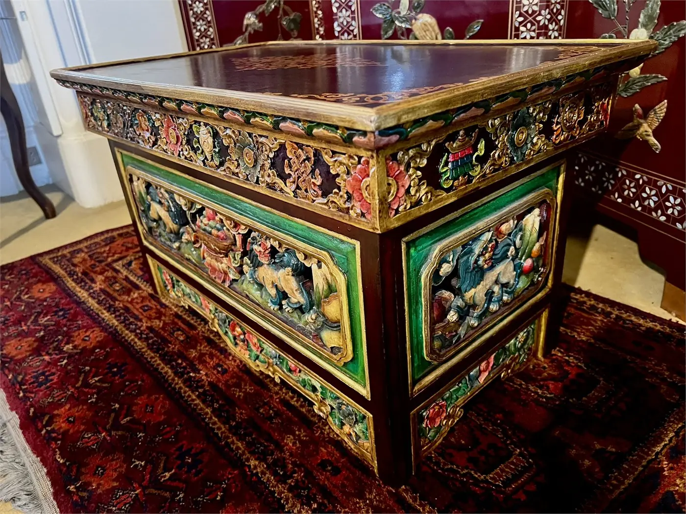 Autel tibétain en bois sculpté et polychrome – table rituelle bouddhiste – Népal / Himalaya