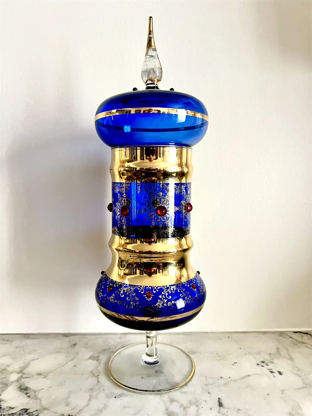 Grande bonbonnière en verre bleu cobalt doré Murano – cabochons rouges – 43 cm