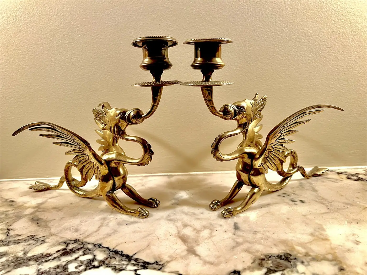 Paire de bougeoirs en laiton – Griffons ailés – Art déco