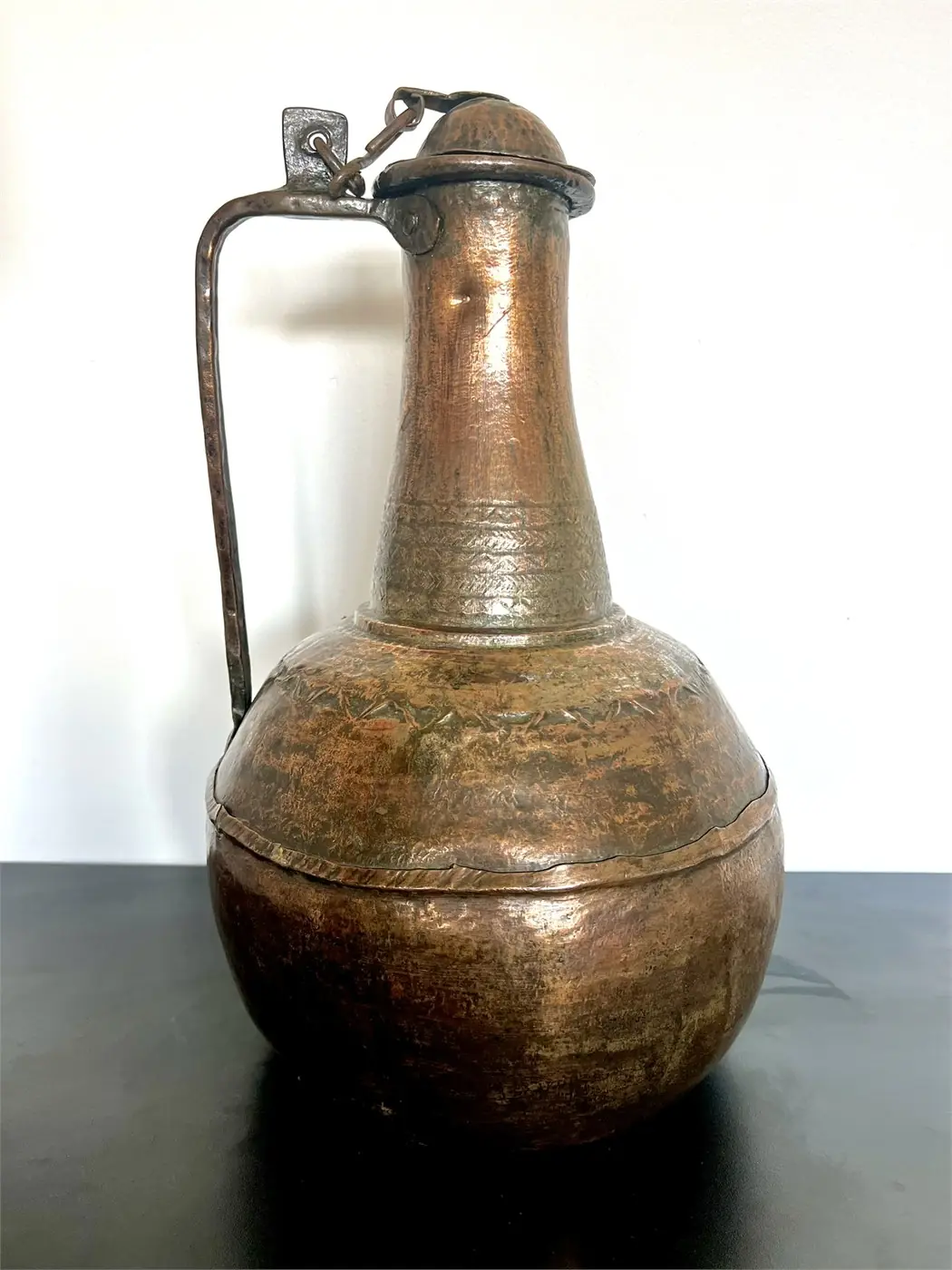 Grande jarre marocaine ancienne en cuivre martelé – jarre d’eau traditionnelle – 47 cm