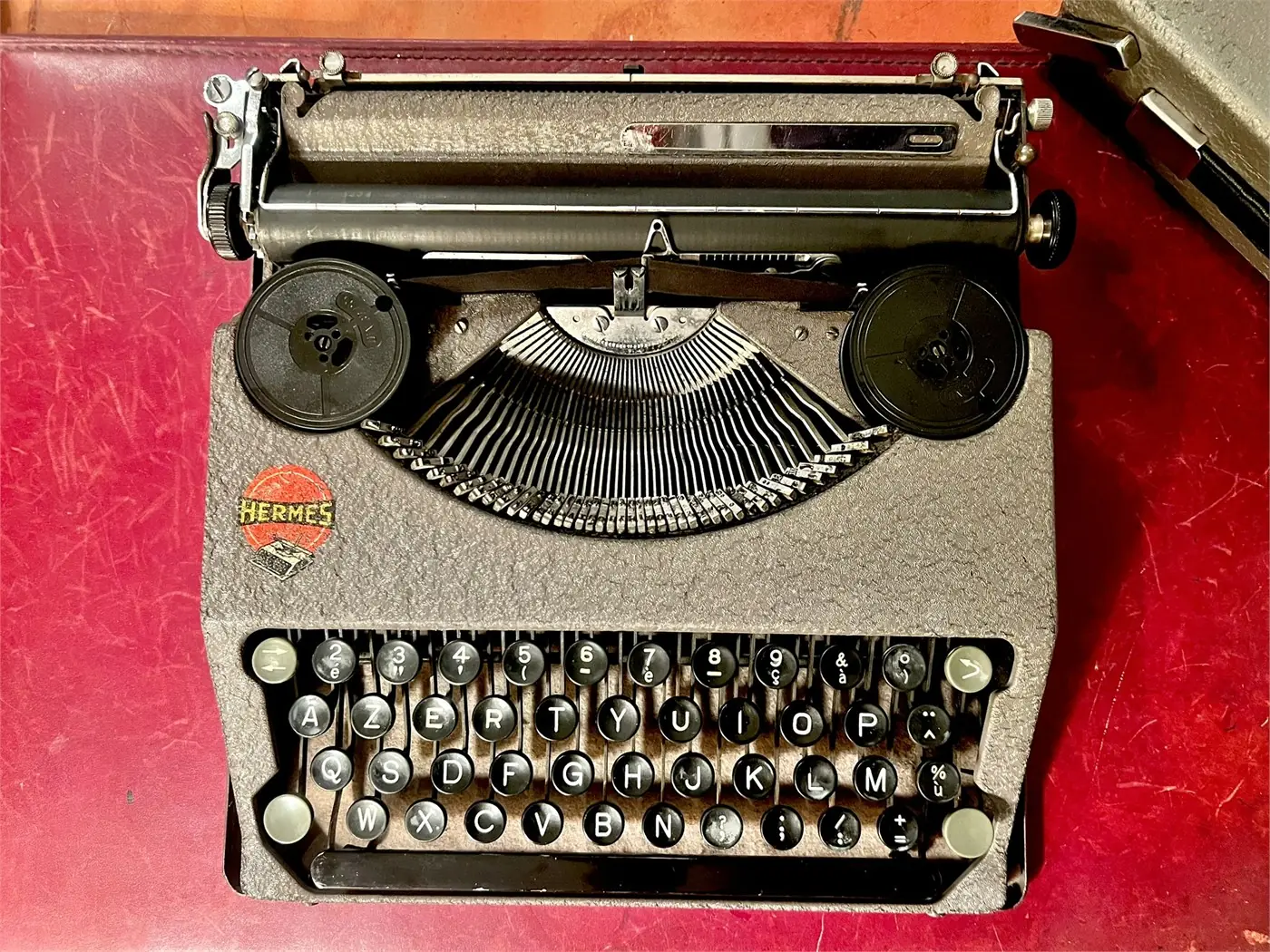 Machine à écrire Hermes Baby de 1938 avec valise