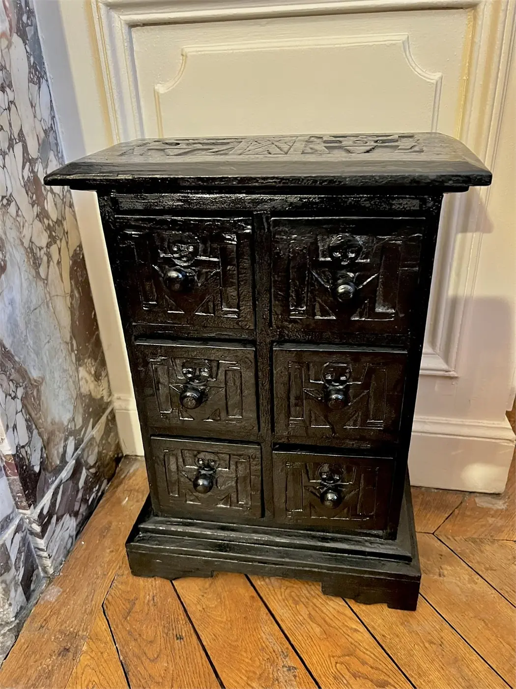 Petit meuble indonésien sculpté – 6 tiroirs – bois massif – artisanat Bali