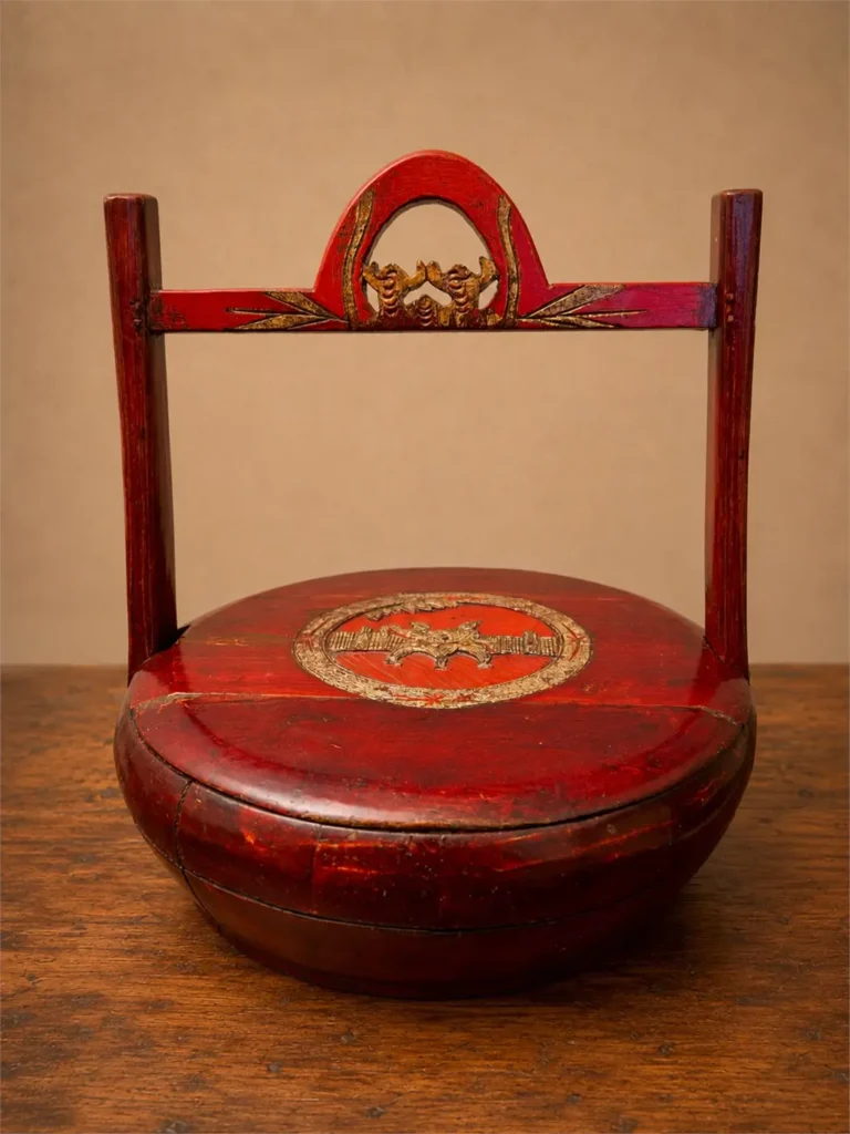 Panier de mariage chinois ancien laqué rouge daté 1905 – décor sculpté