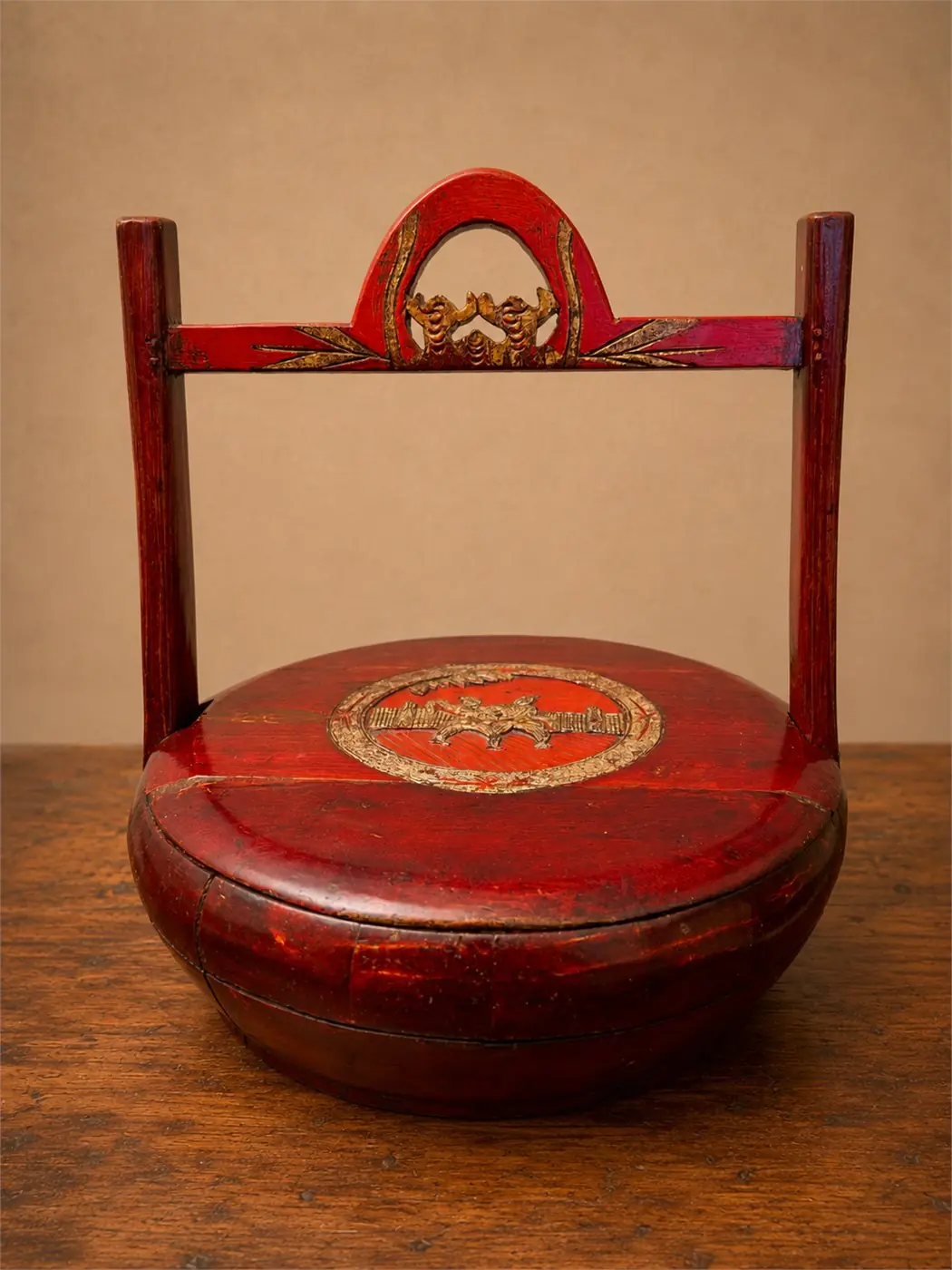 Panier de mariage chinois ancien laqué rouge daté 1905 – décor sculpté
