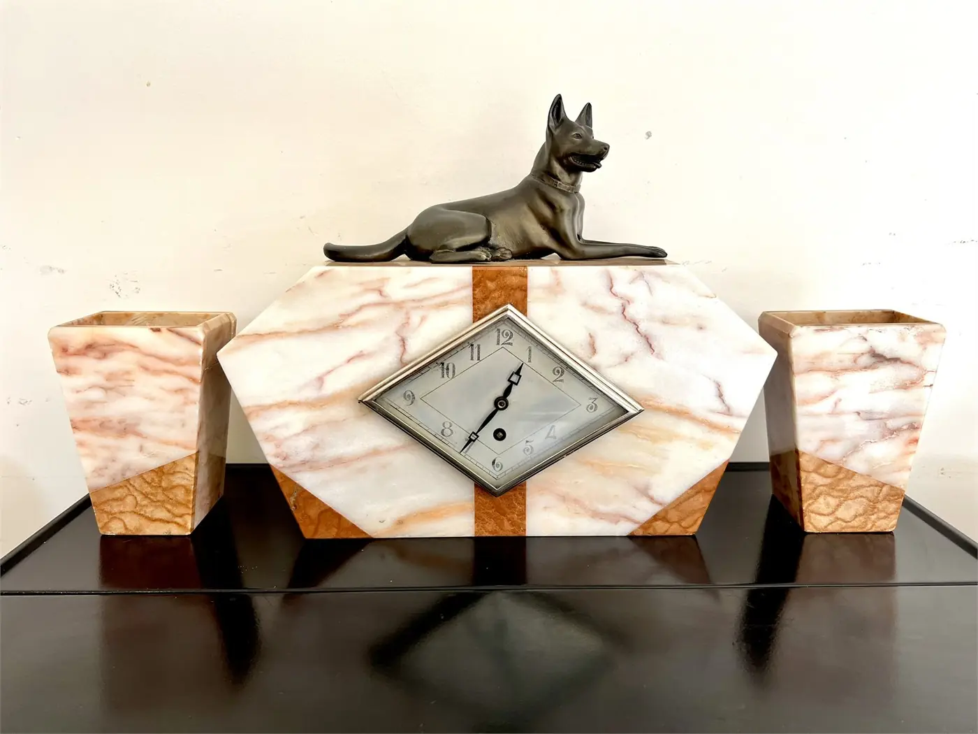 Pendule Art Déco marbre rose avec chien – ensemble complet années 1930