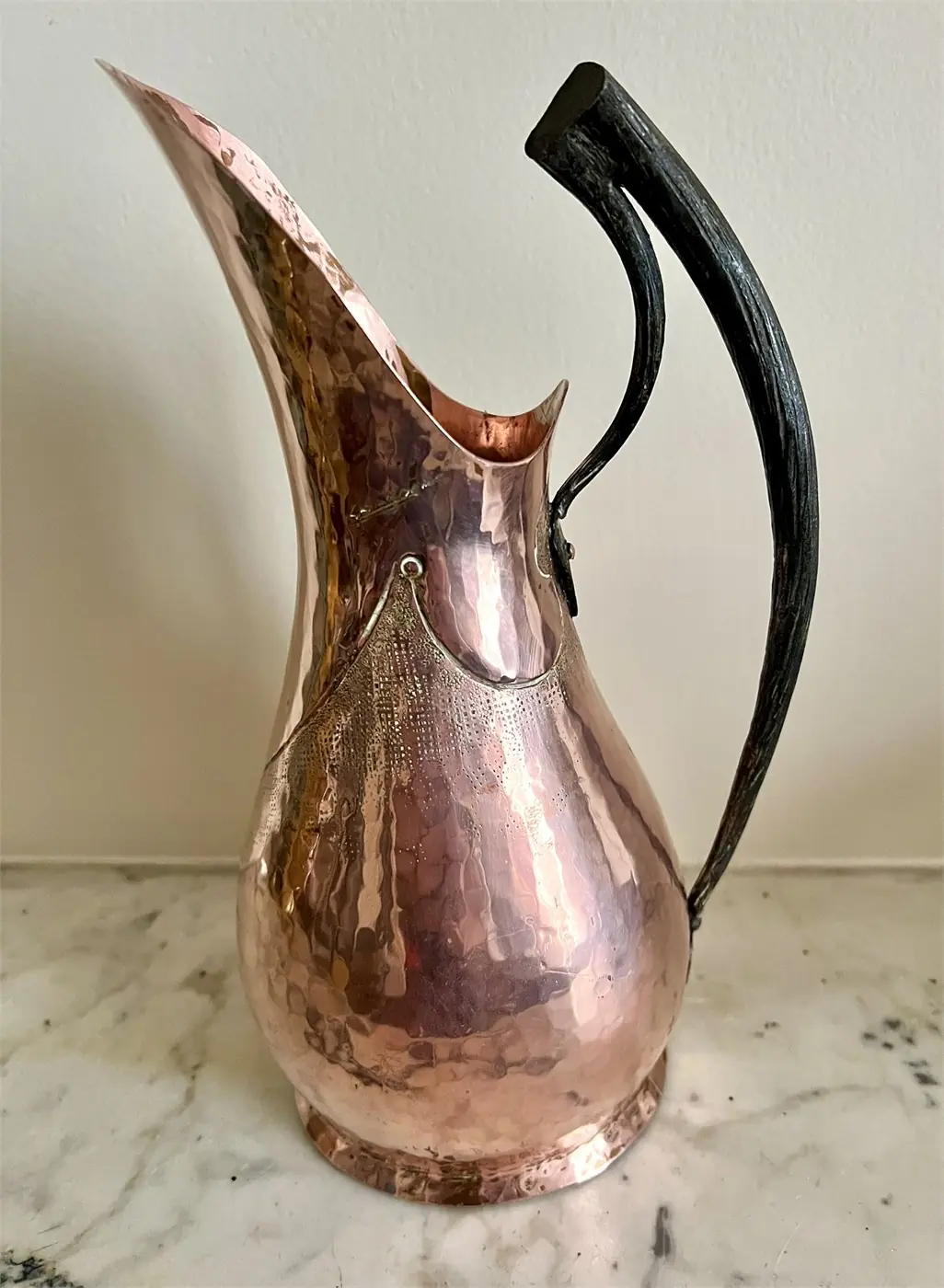 Pichet / vase en cuivre martelé signé Jean Goardère – 26 cm