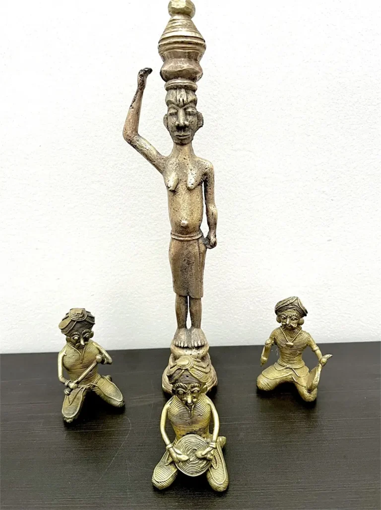 Sculptures indiennes en bronze Dhokra – musiciens et porteuse de vase – art tribal Bastar