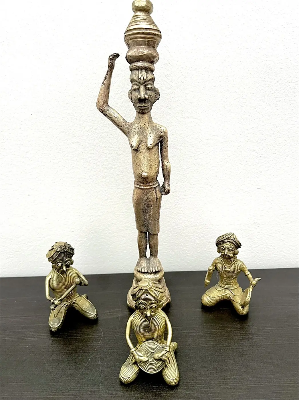 Sculptures indiennes en bronze Dhokra – musiciens et porteuse de vase – art tribal Bastar