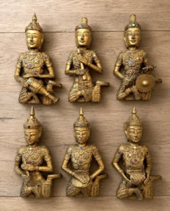 Sculptures cambodgiennes de musiciens en bois sculpté dorées avec incrustations