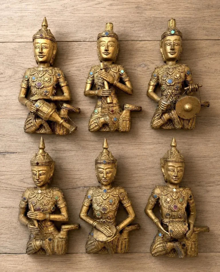 Sculptures cambodgiennes de musiciens en bois sculpté dorées avec incrustations