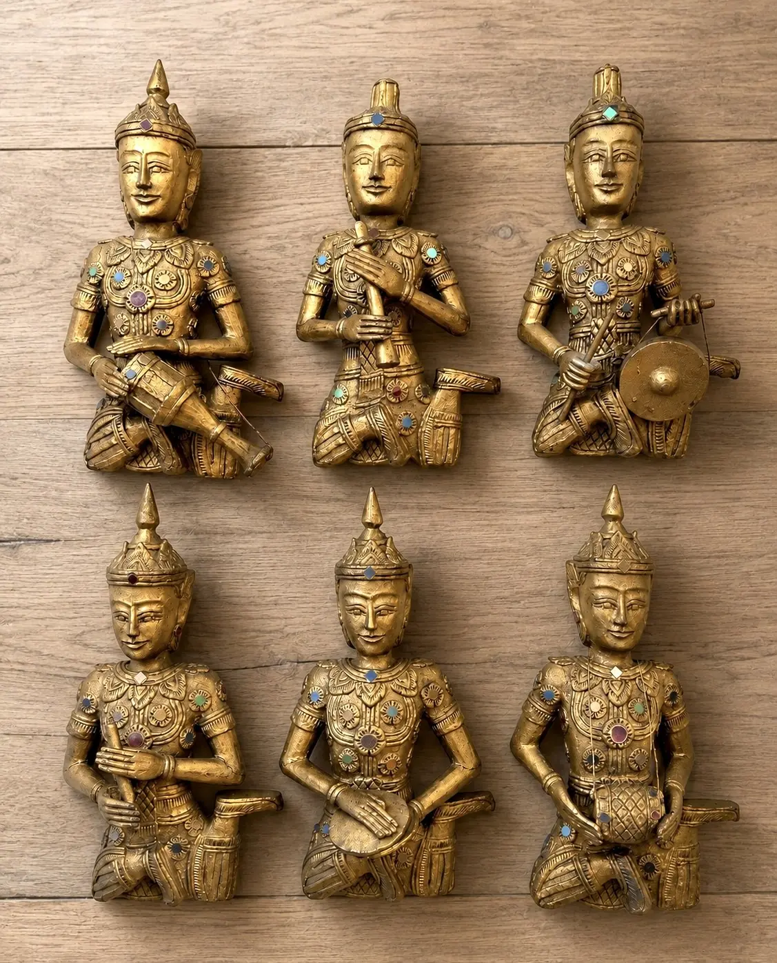 Six sculptures murales cambodgiennes en bois doré – musiciens traditionnels – 35cm