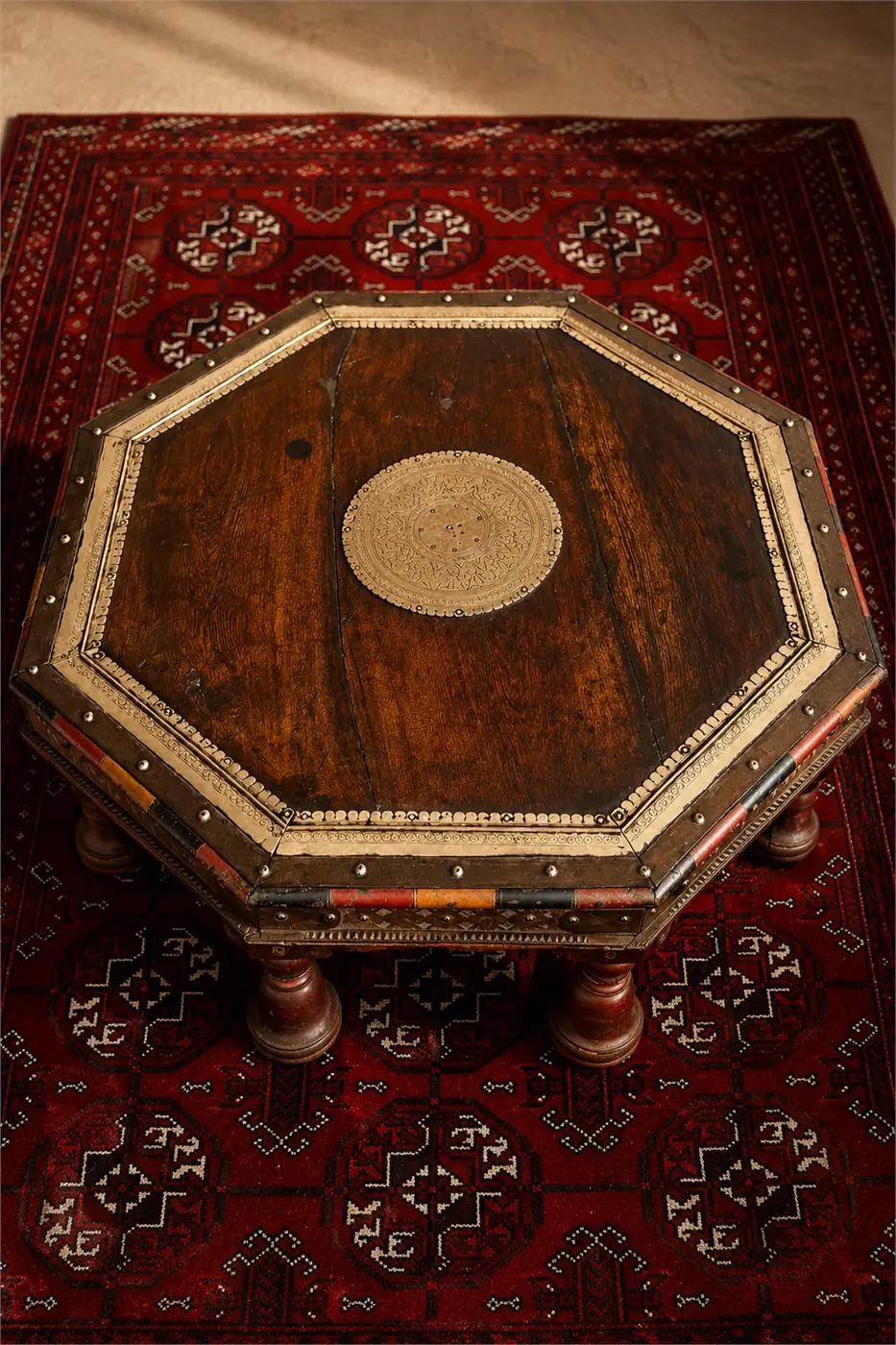 Table basse octogonale en bois et laiton ciselé – Inde – 70cm – début XXe siècle