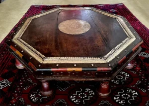 Table basse octogonale en bois et laiton ciselé – Inde / Pakistan – 70cm - début XXe siècle