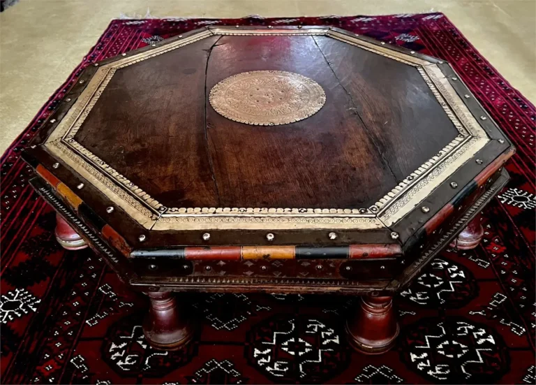 Table basse octogonale en bois et laiton ciselé – Inde / Pakistan – 70cm - début XXe siècle