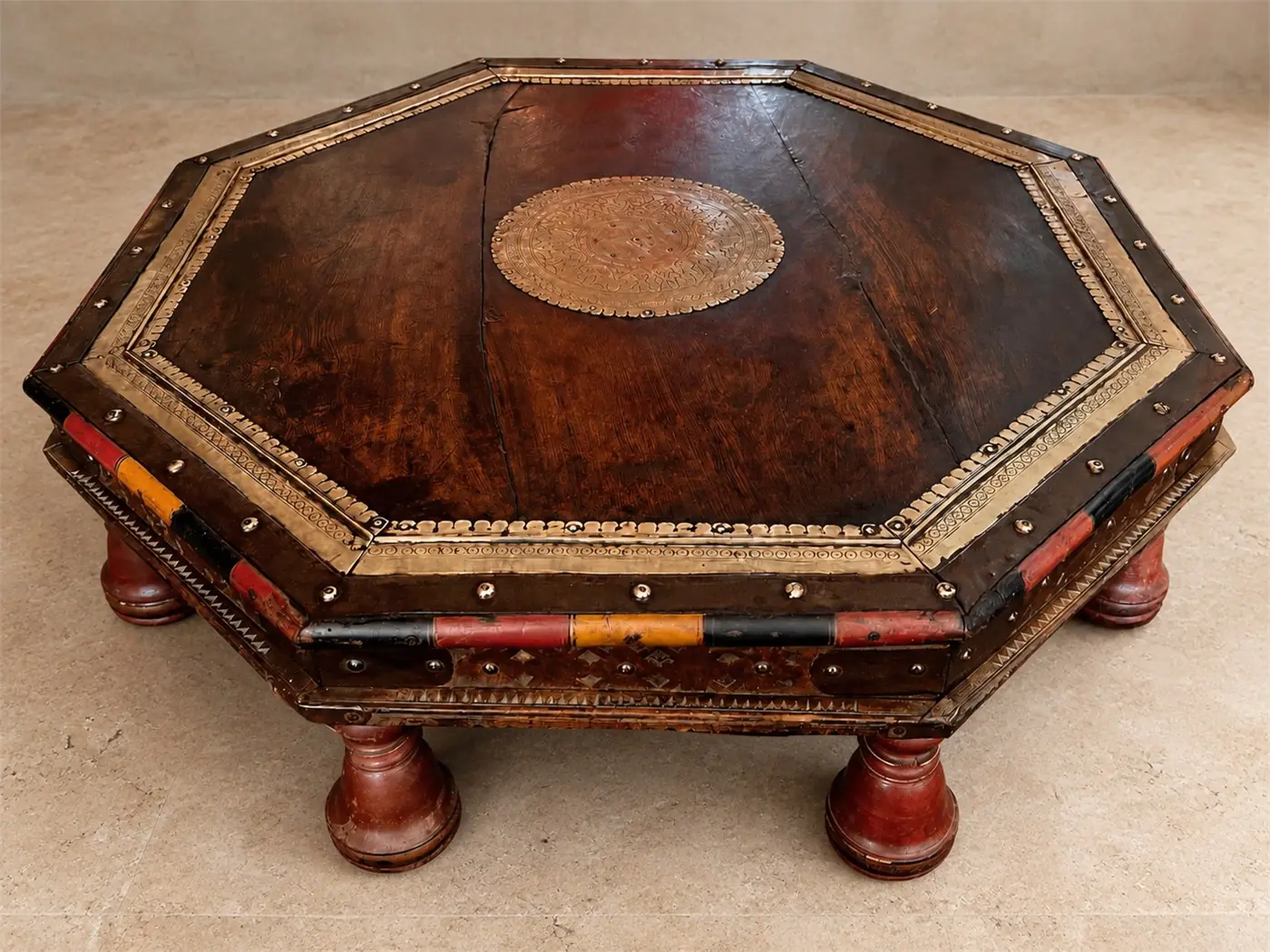 Table basse octogonale en bois et laiton ciselé – Inde – 70cm – début XXe siècle