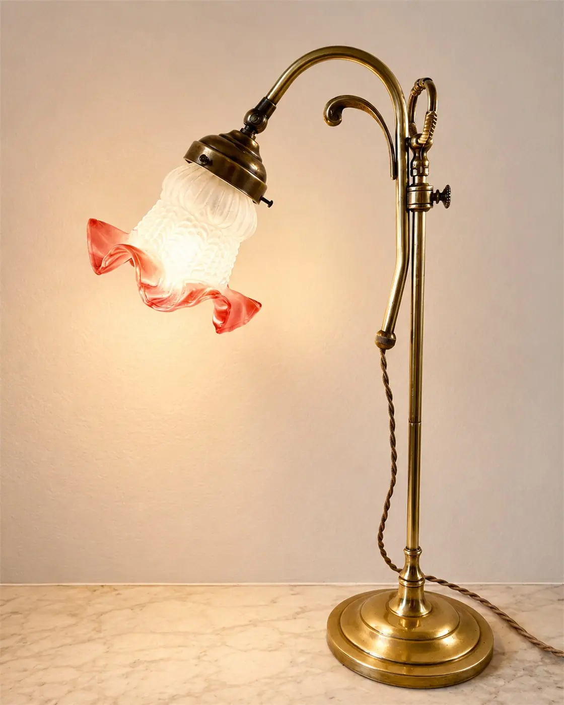 Lampe de table années 30 en laiton – bras en col de cygne – tulipe en verre rose