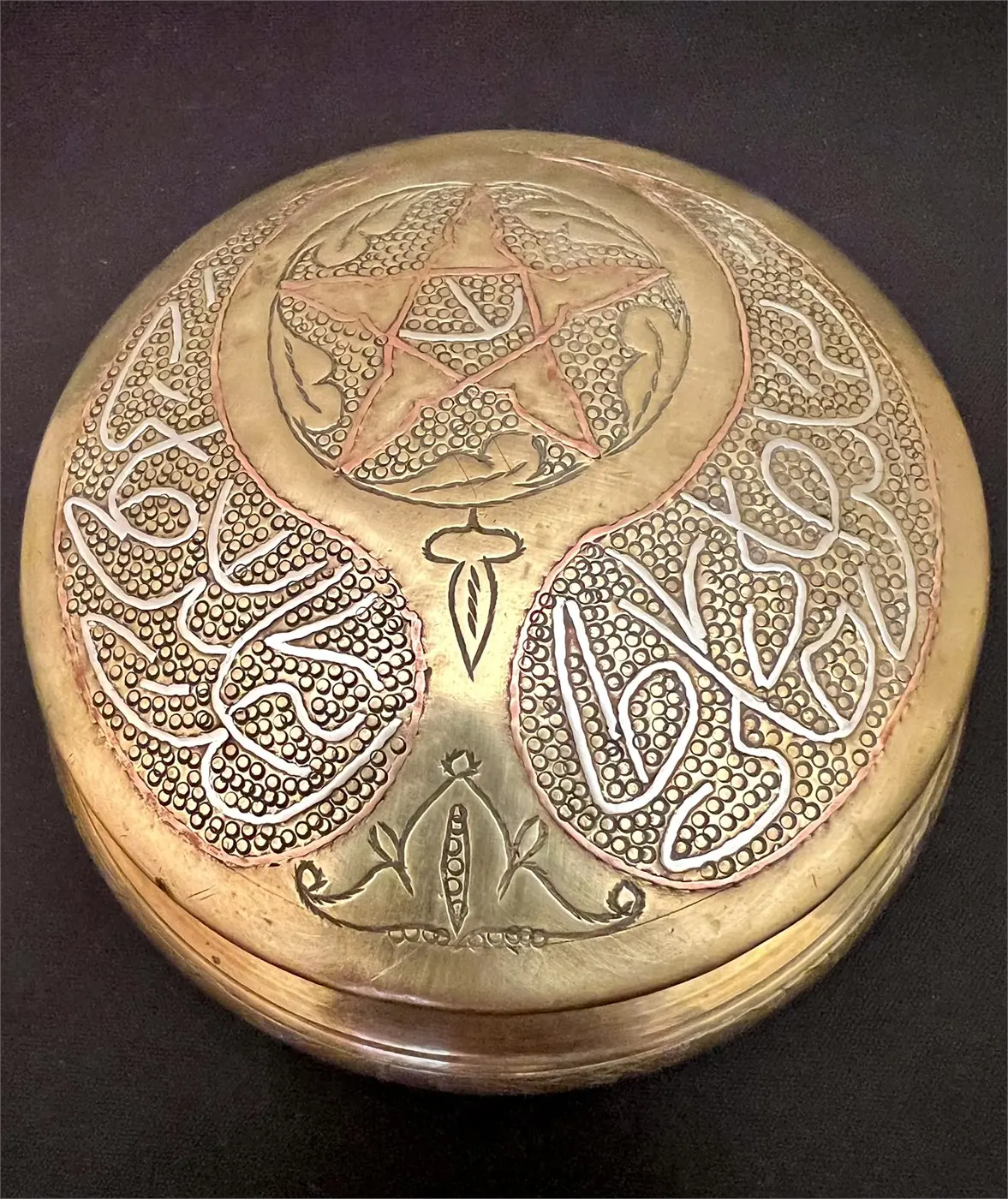 Boîte artisanale Afrique du Nord en laiton – décor incrusté – milieu du XXe siècle