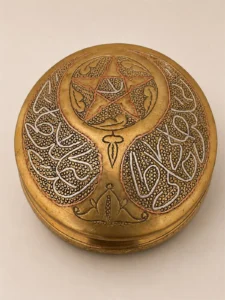 Boîte orientale en laiton incrusté, décor néo-mamelouk