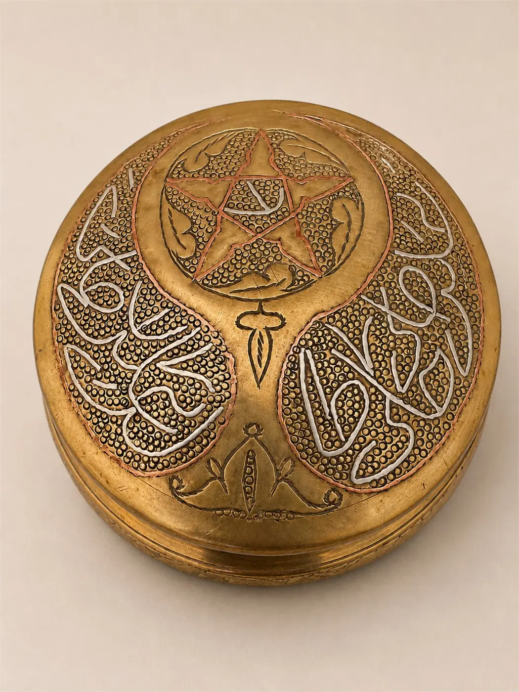 Boîte orientale en laiton incrusté – décor néo-mamelouk syro-égyptien