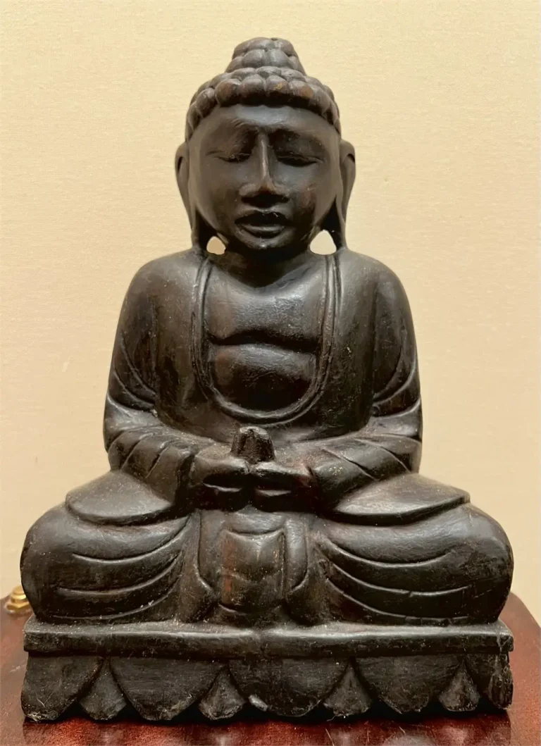 Bouddha assis en bois sculpté – Asie du Sud-Est