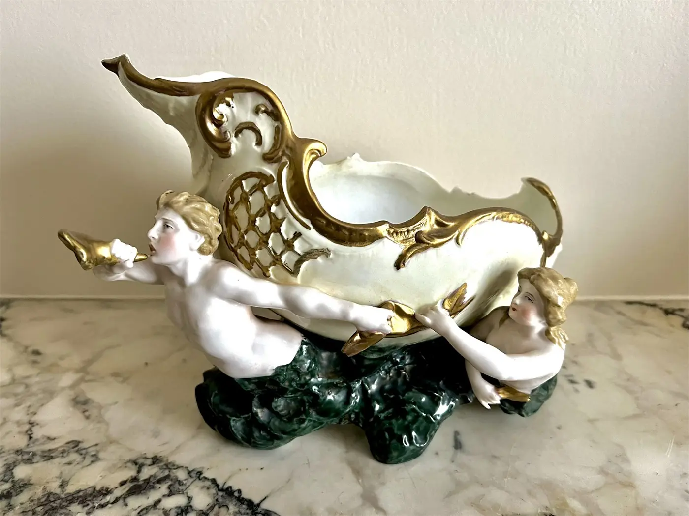 Jardinière / Centre de table en porcelaine de Saxe – Triton & Coquille, vers 1900