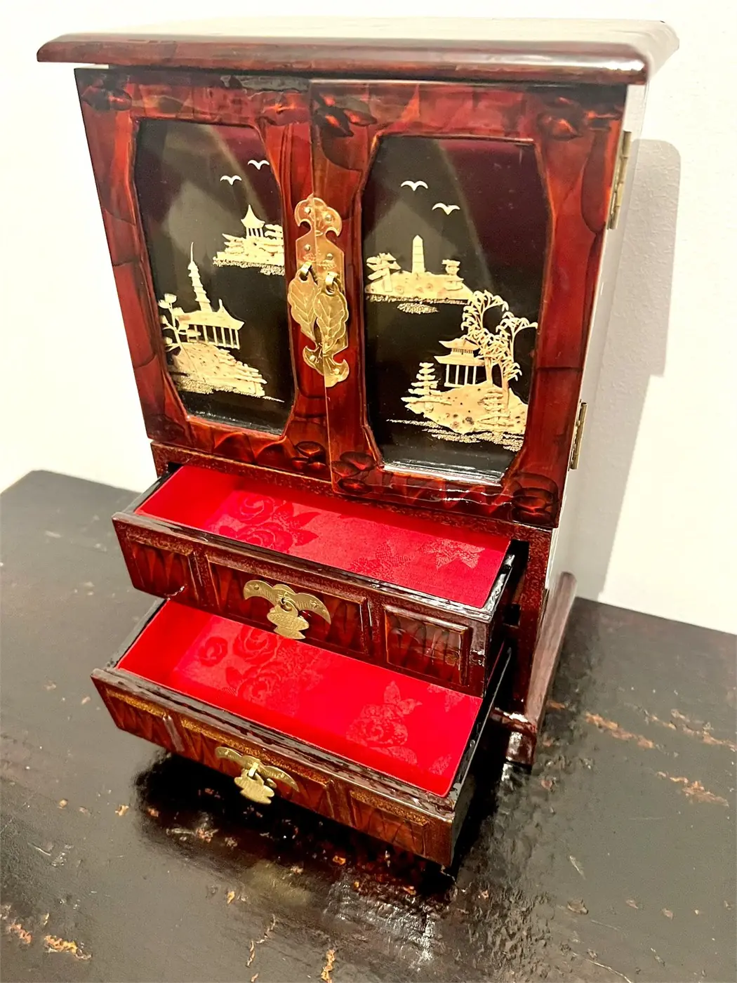 Petite armoire à bijoux laquée rouge – Chine – 29cm