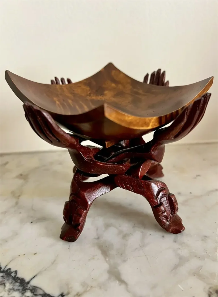 Coupe africaine sculptée pliante – support monobloc – mains entrelacées