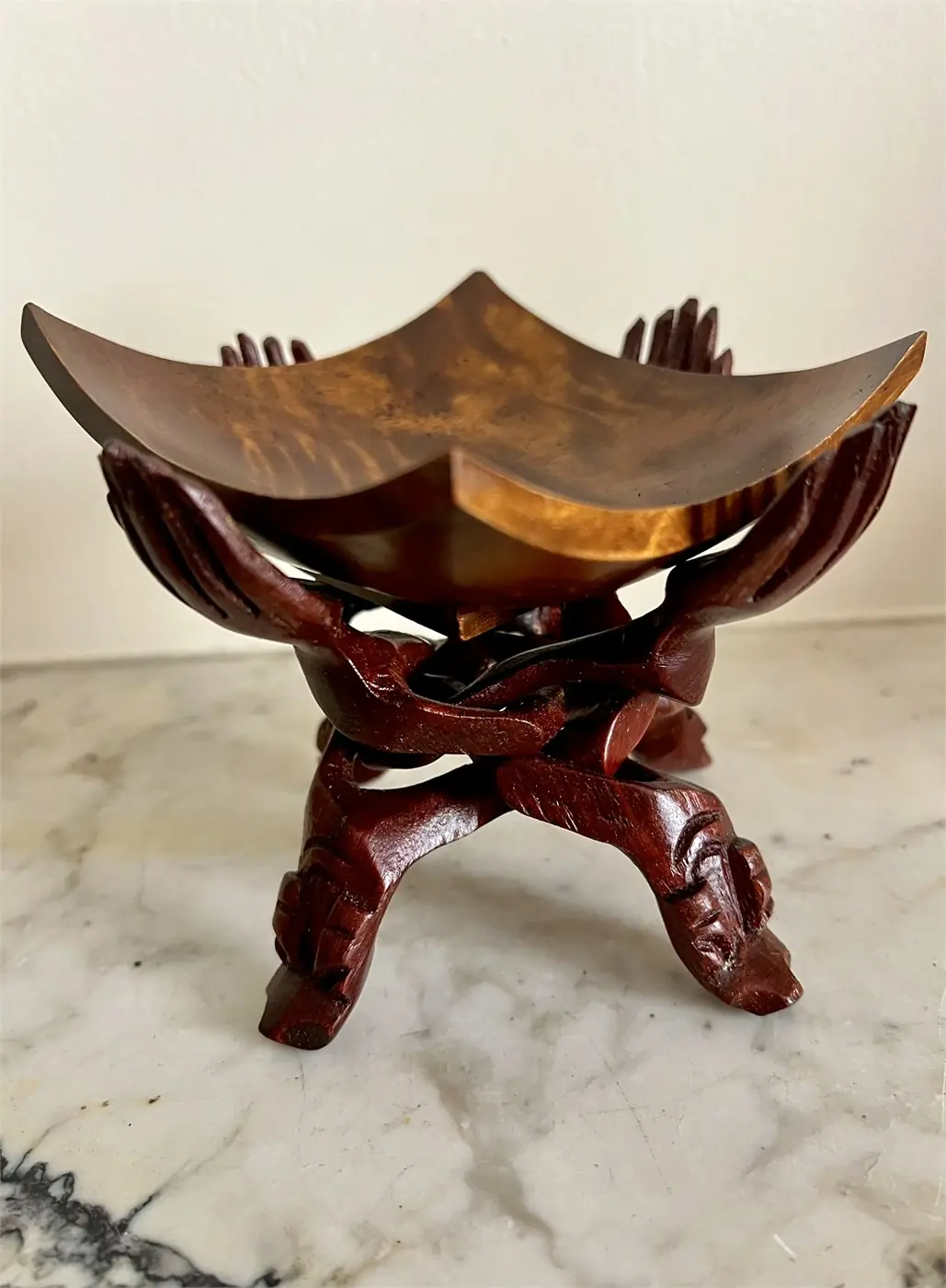 Coupe africaine sculptée pliante – support monobloc – mains entrelacées