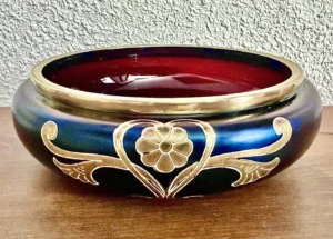 Coupe en verre irisé et laiton