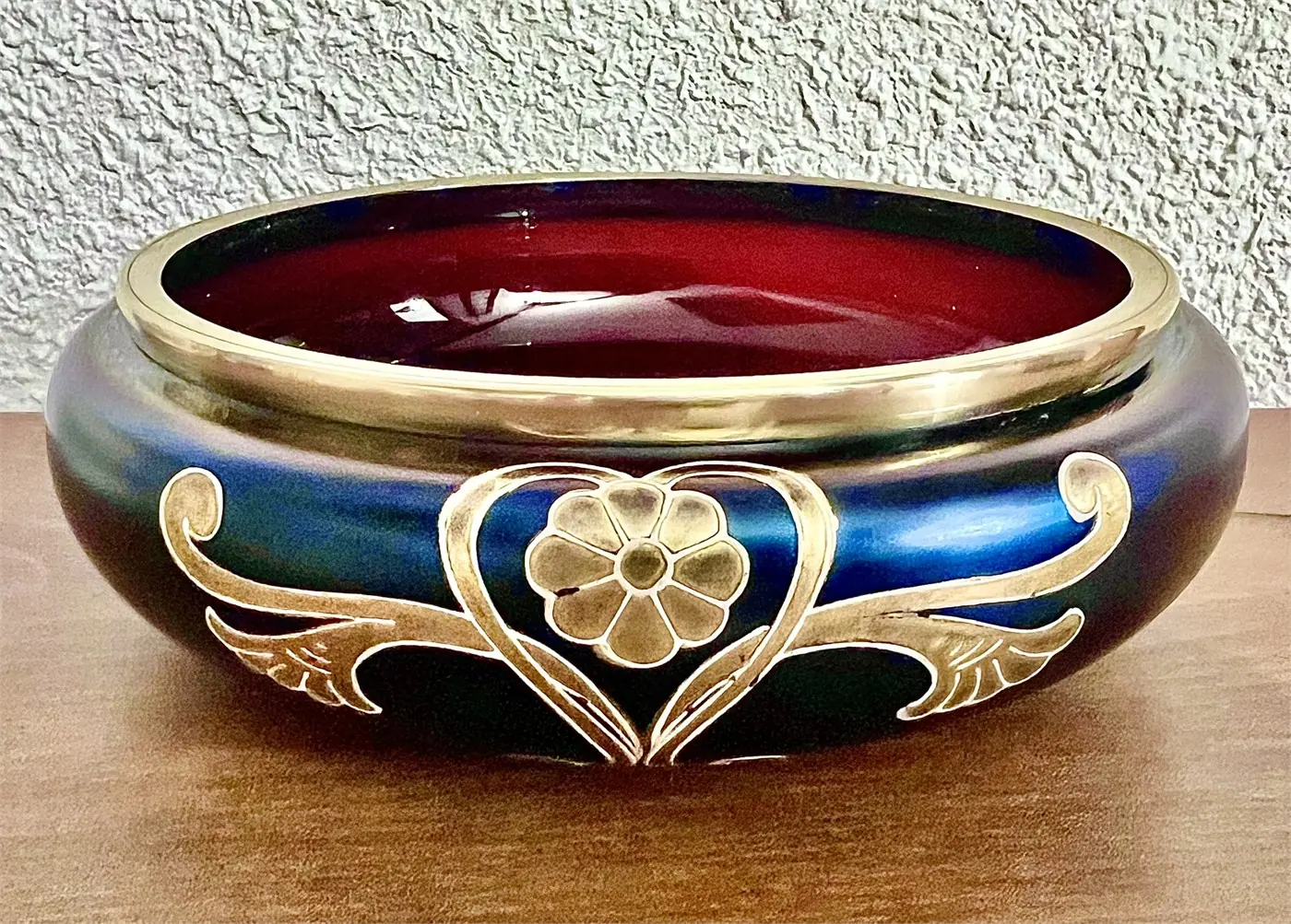 Coupe en verre irisé et laiton