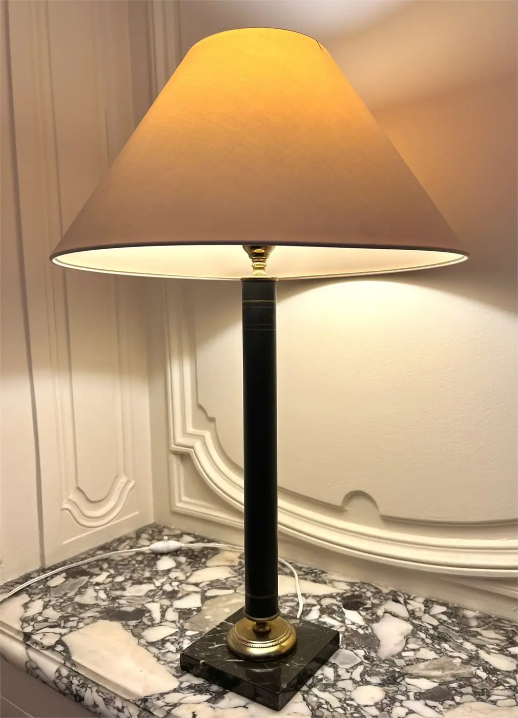 Grande lampe de table esprit néo-classique – marbre noir et laiton – années 70