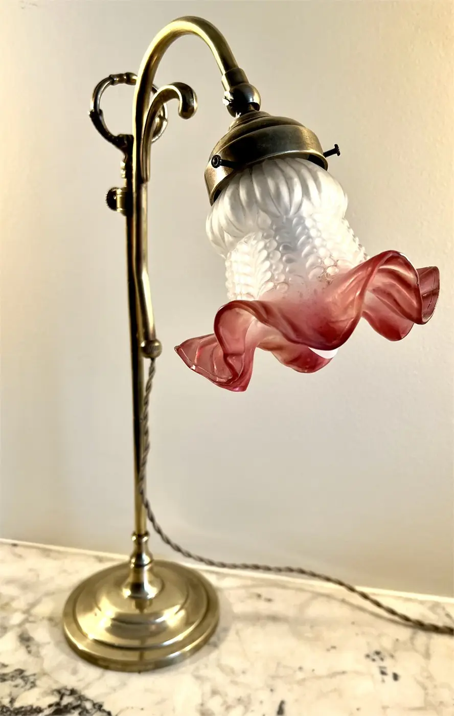 Lampe de table années 30 en laiton – bras en col de cygne – tulipe en verre rose