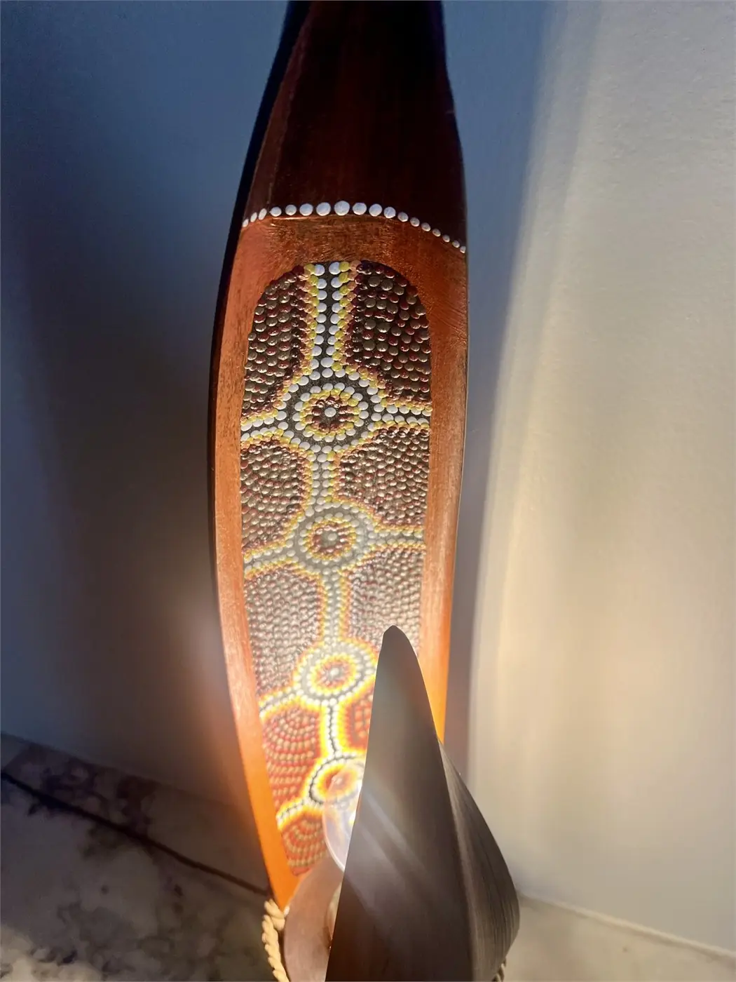 Lampe aborigène en bois sculpté – 62 cm