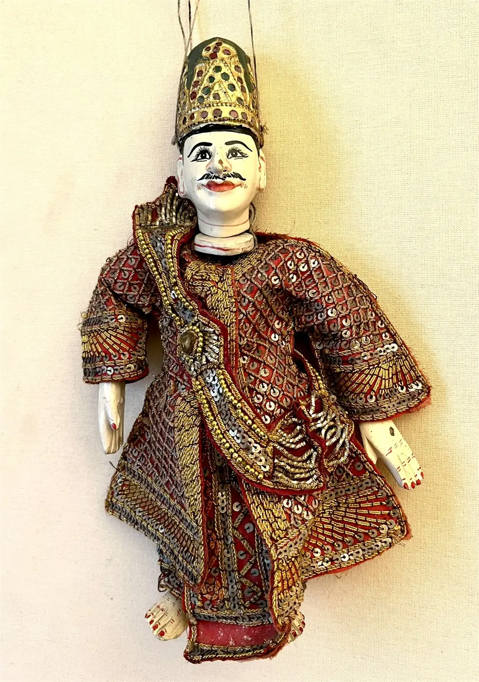 Marionnette birmane Yoke thé – personnage masculin – bois sculpté et costume brodé