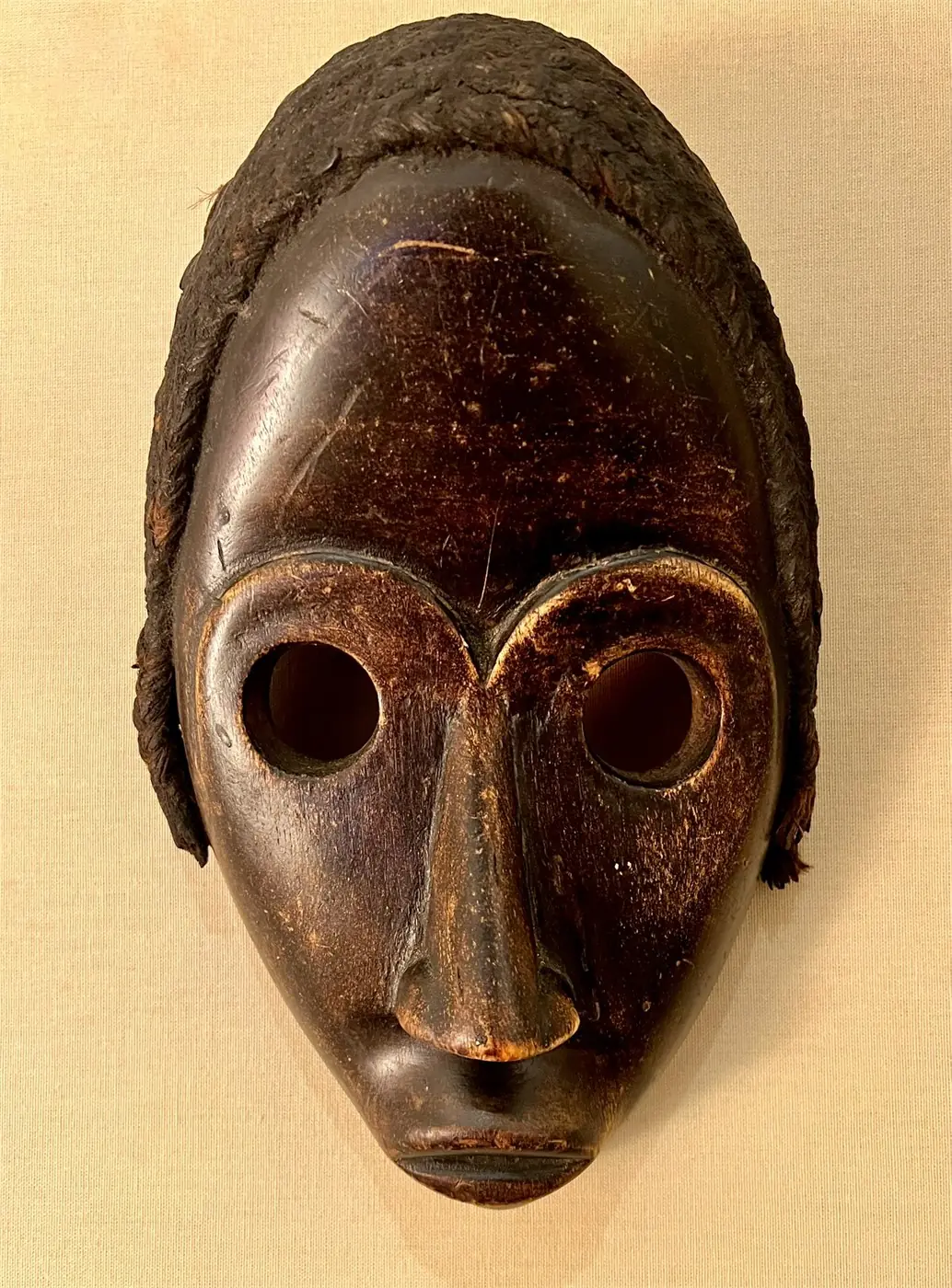 Masque africain Dan en bois sculpté avec coiffe en fibres – 30cm