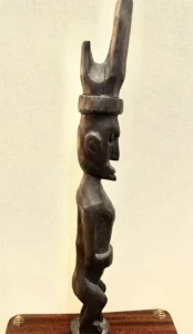 Sculpture africaine en bois – Figure stylisée, Afrique de l’Ouest, milieu XXe