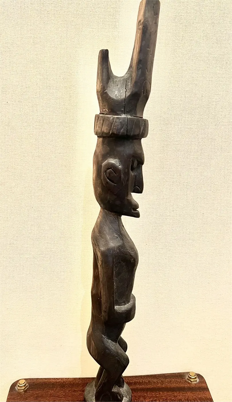 Grande sculpture africaine en bois – Figure stylisée, Afrique de l’Ouest, 53cm – milieu XXe