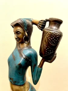 Femme indienne porteuse d’eau - laiton - 46cm