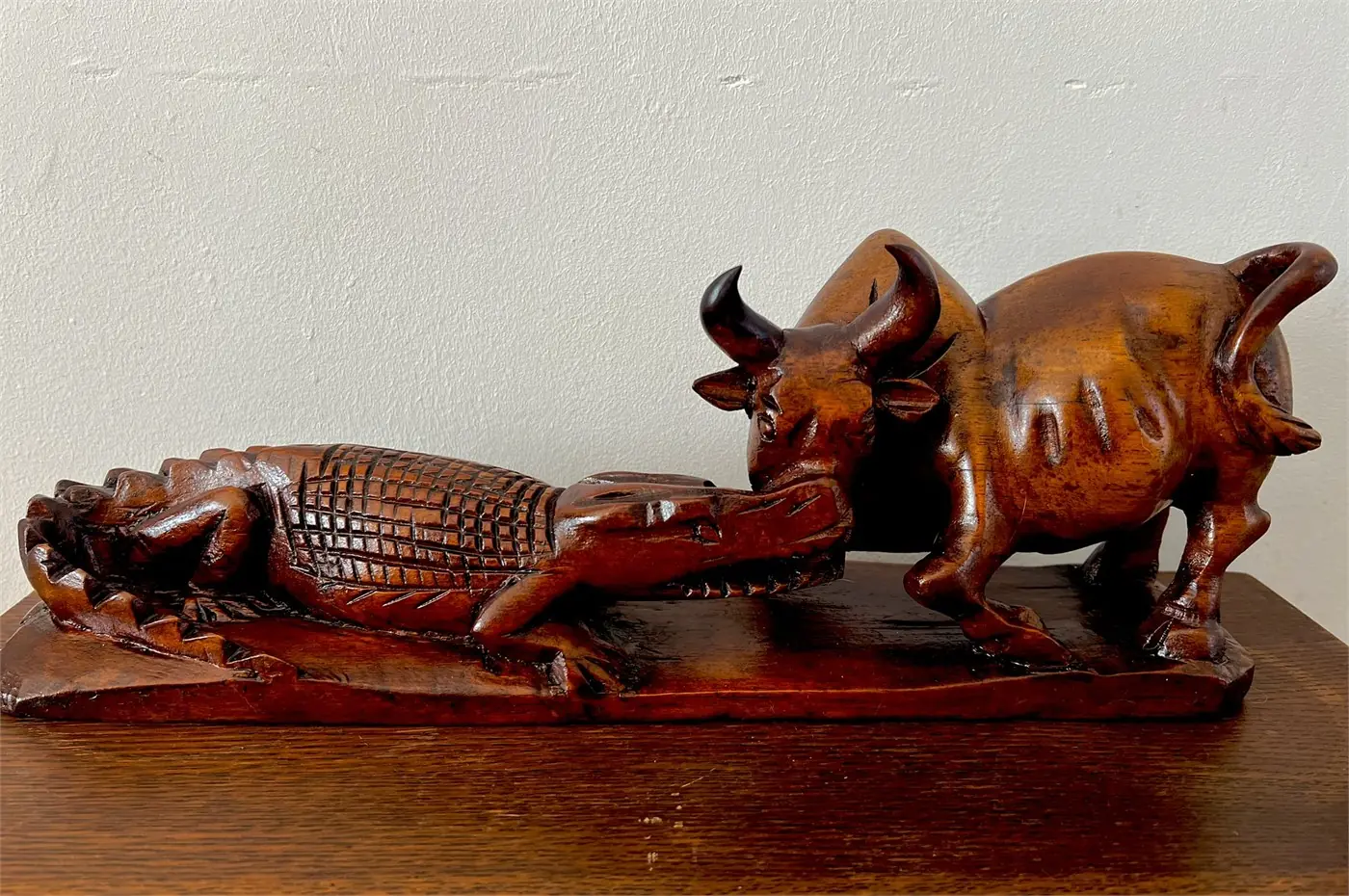 Sculpture malgache en bois – zébu et crocodile – scène symbolique – artisanat Madagascar – 40 cm