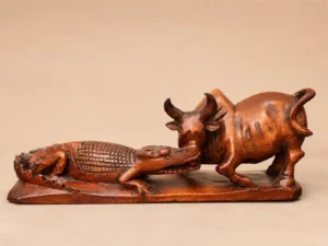 Sculpture malgache en bois – zébu et crocodile – scène symbolique – artisanat Madagascar – 40 cm