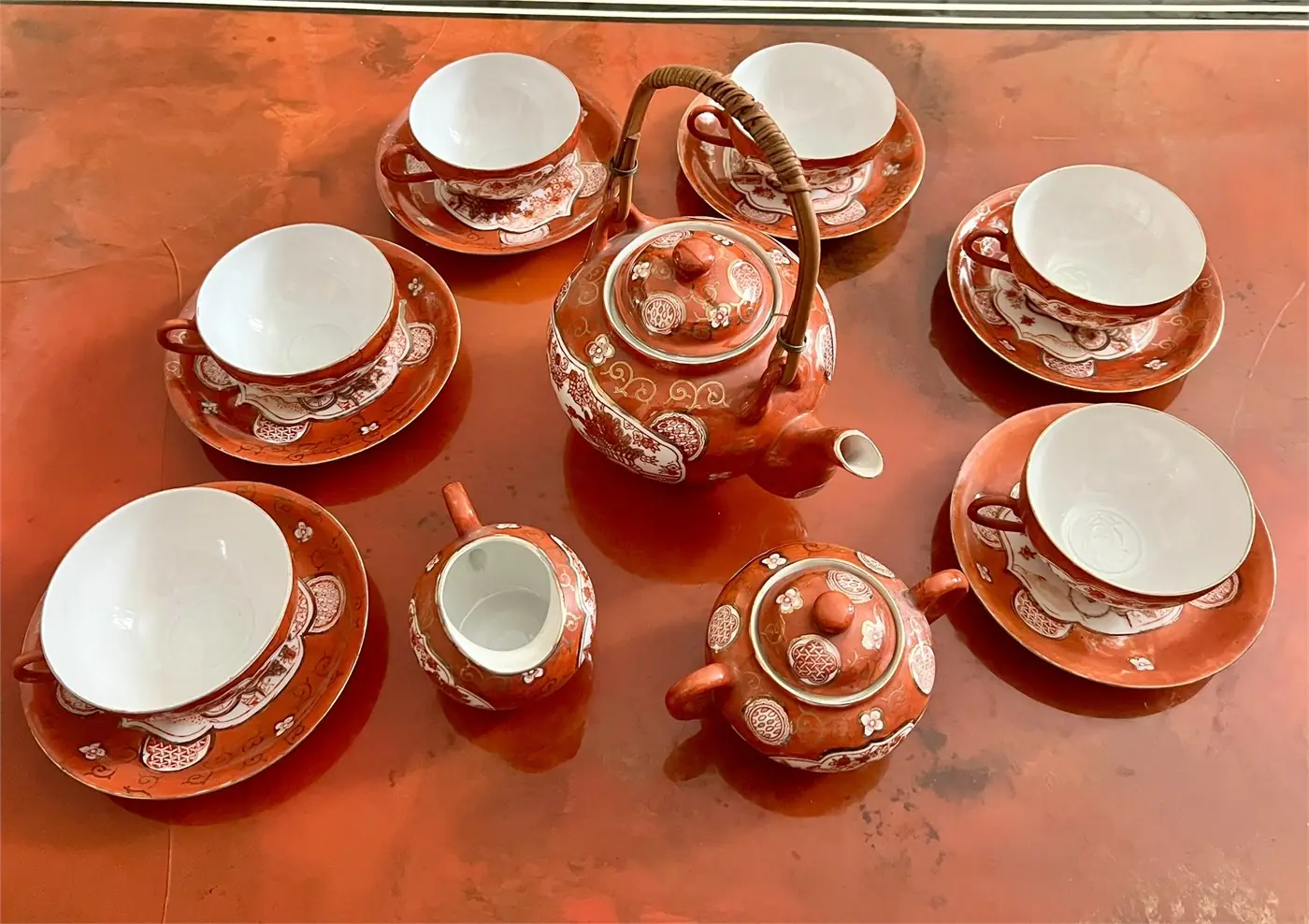 Service à thé japonais en porcelaine rouge – décor Kutani – XXe siècle