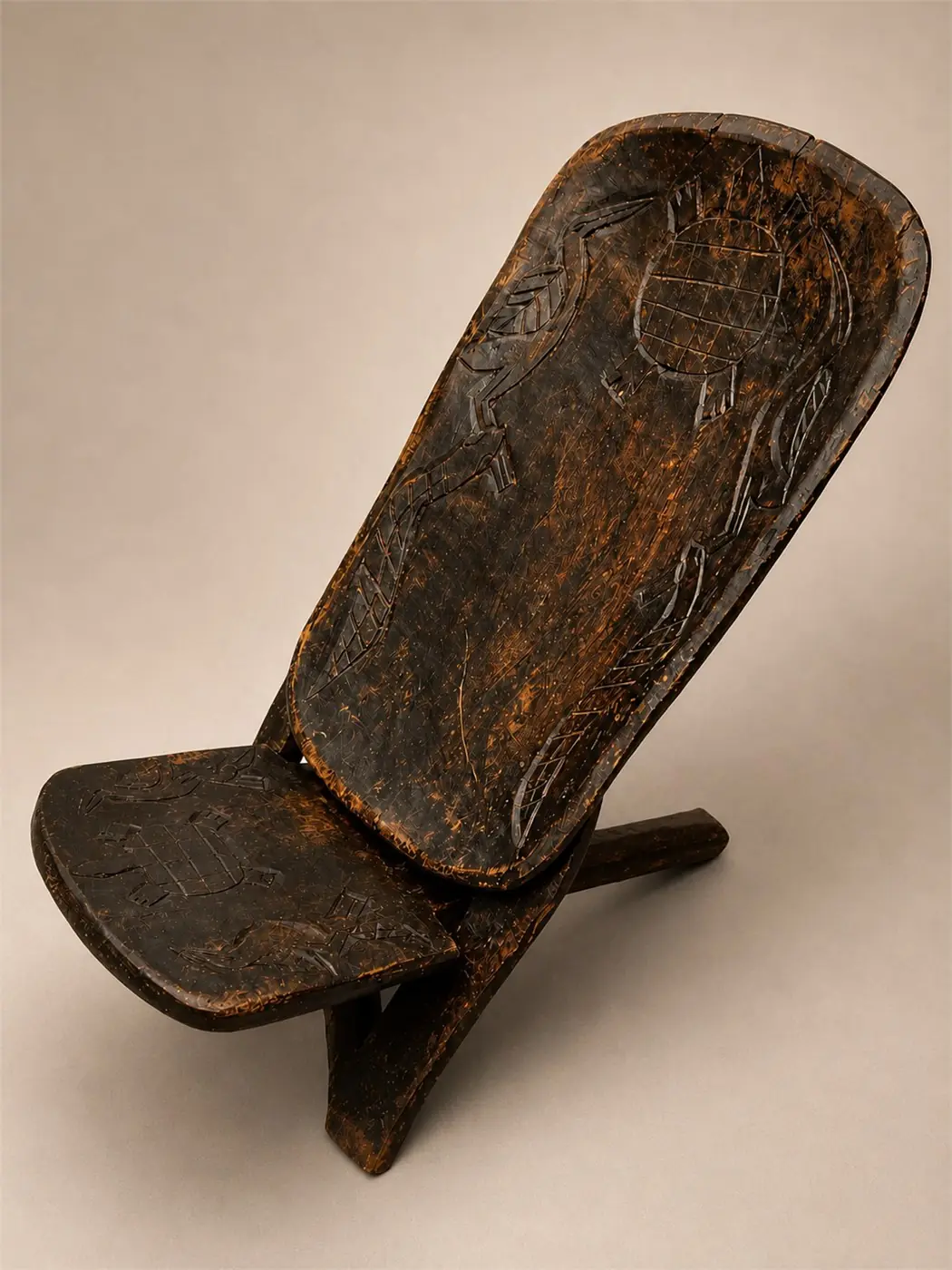 Siège africain en bois sculpté – motifs animaux – années 50