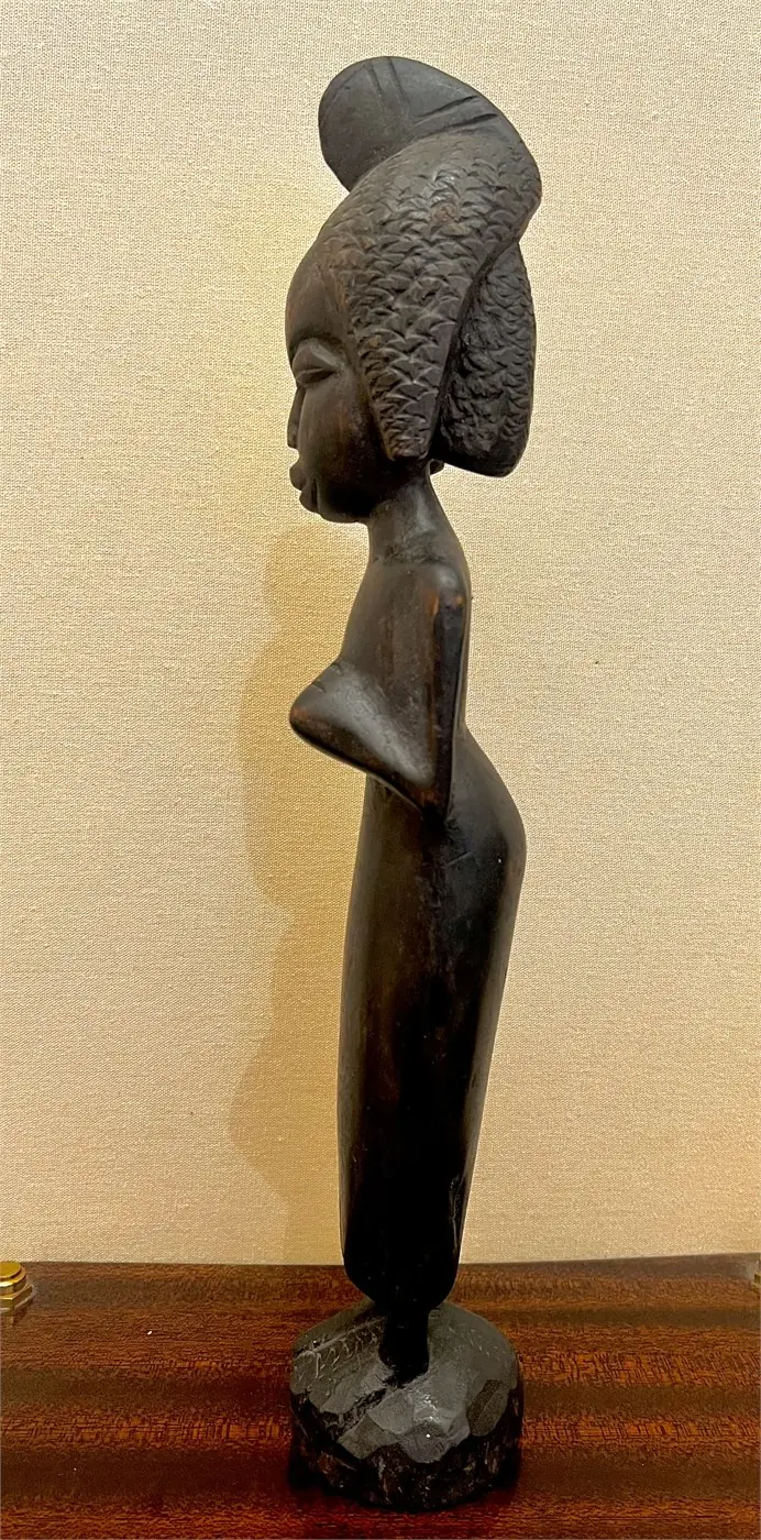 Statue féminine en bois – Baoulé – Côte d’Ivoire – 38 cm
