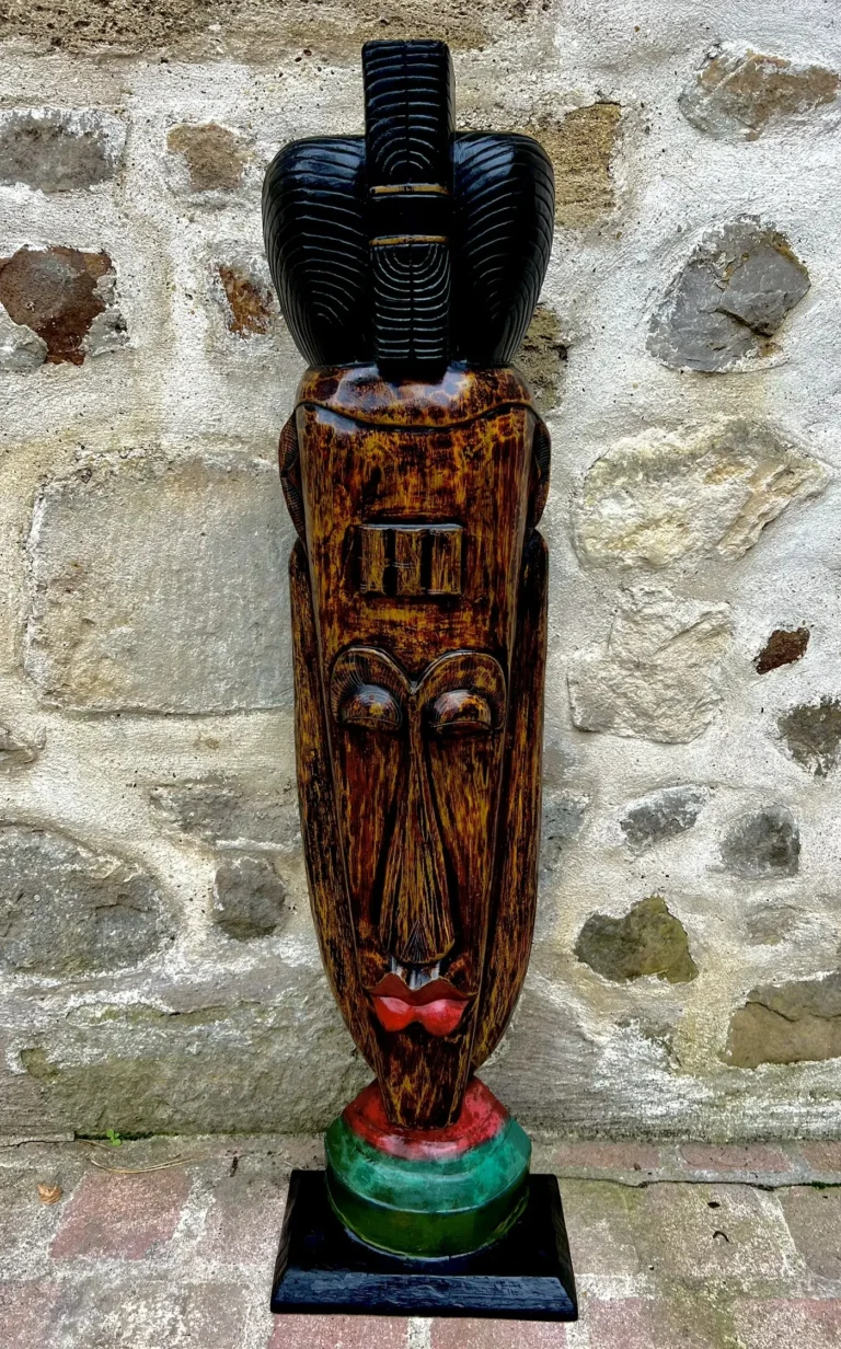 Grand totem en bois