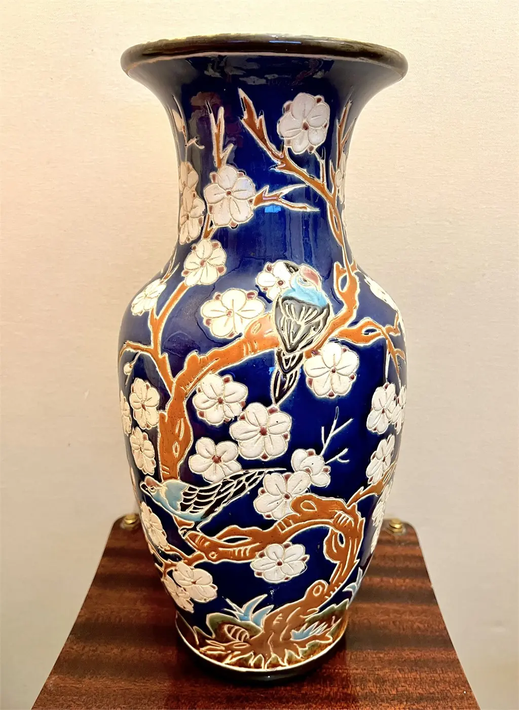 Grand vase décoratif à décor japonisant en relief – fleurs de cerisier et oiseaux