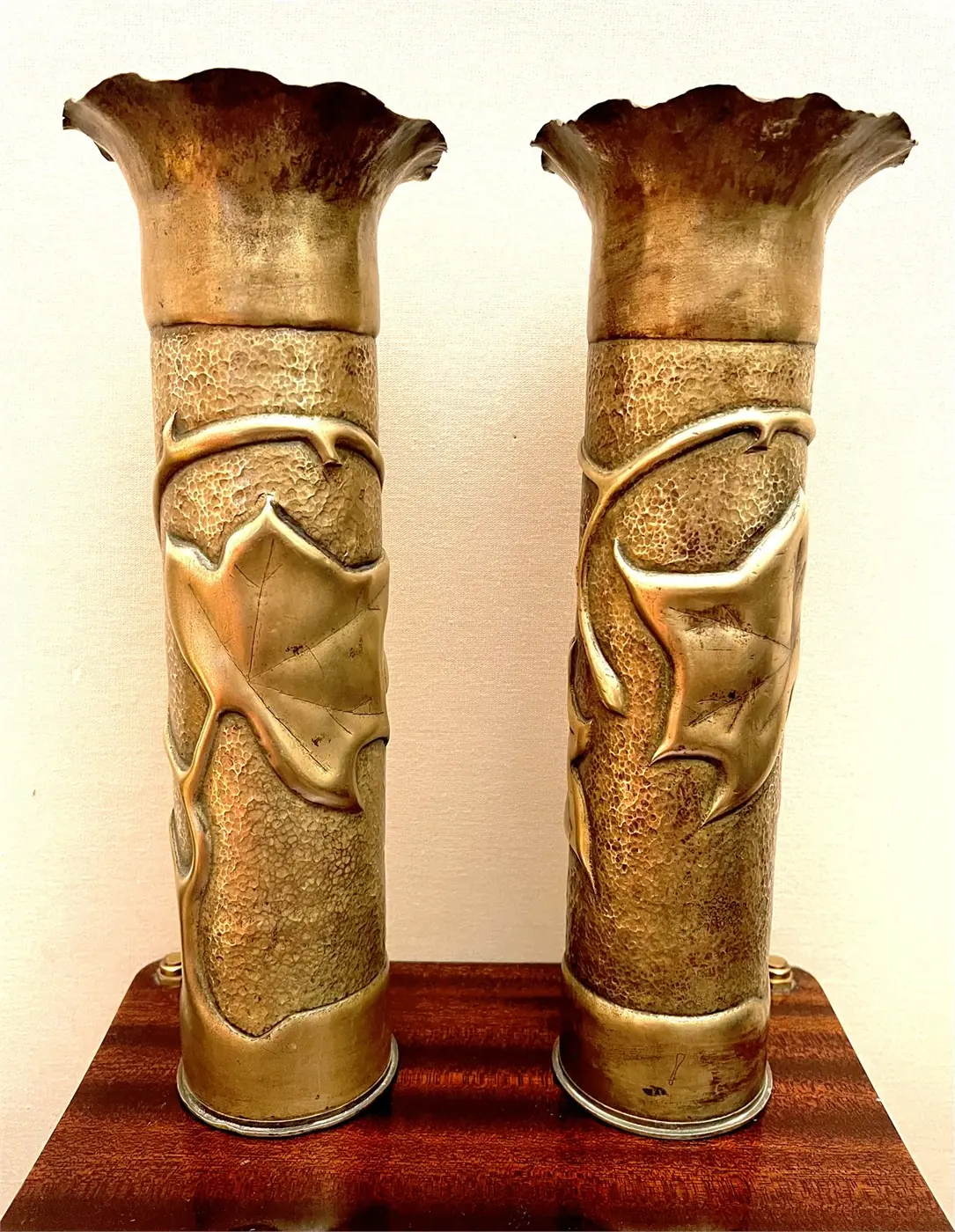 Paire de vases en art de tranchée – douilles d’obus de 75 mm – 1917 – décor végétal en relief