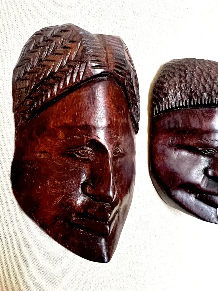 Paire de visages sculptés en bois massif – Côte d’Ivoire – décoration murale